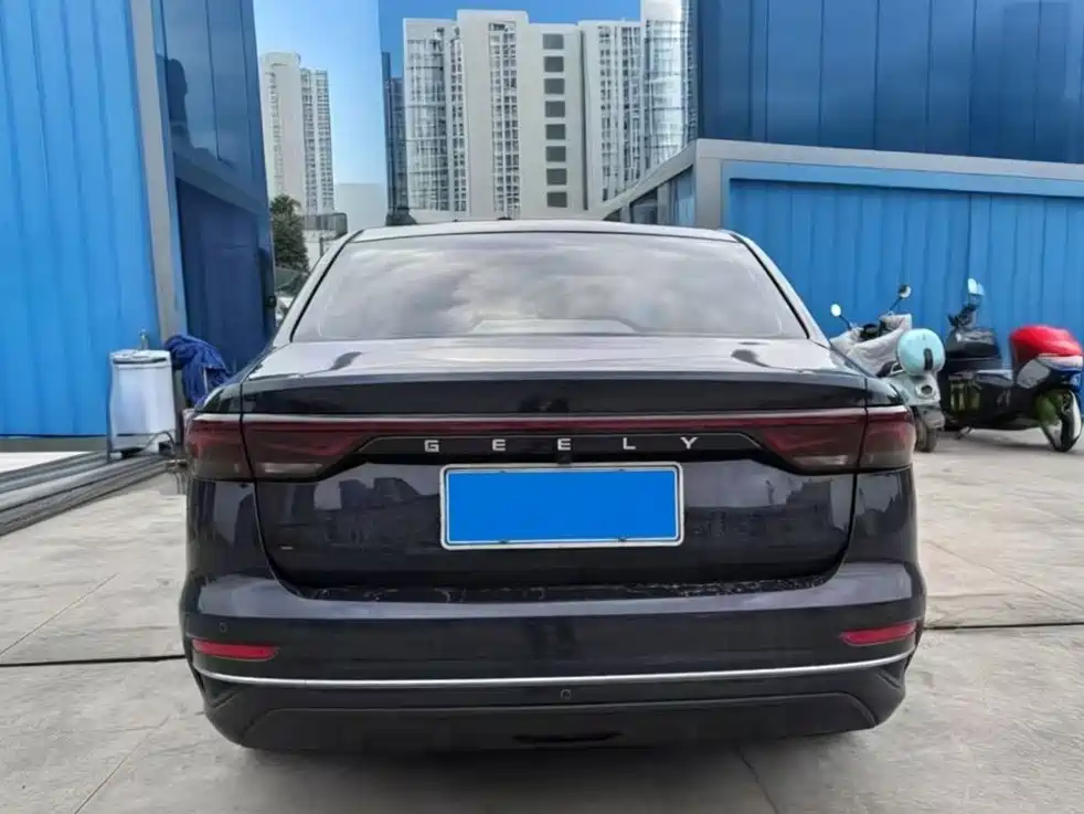 Geely Emgrand 2022