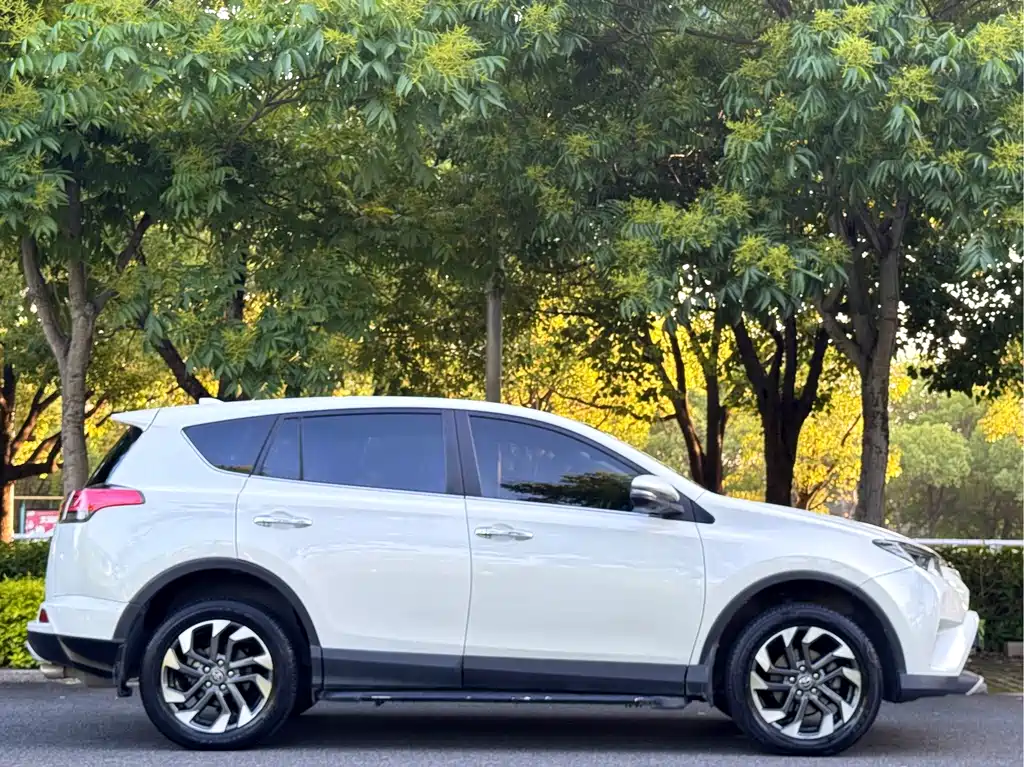 Toyota RAV4 2019 — фото 4