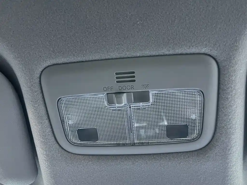 Toyota Yaris L 2023 — фото 12
