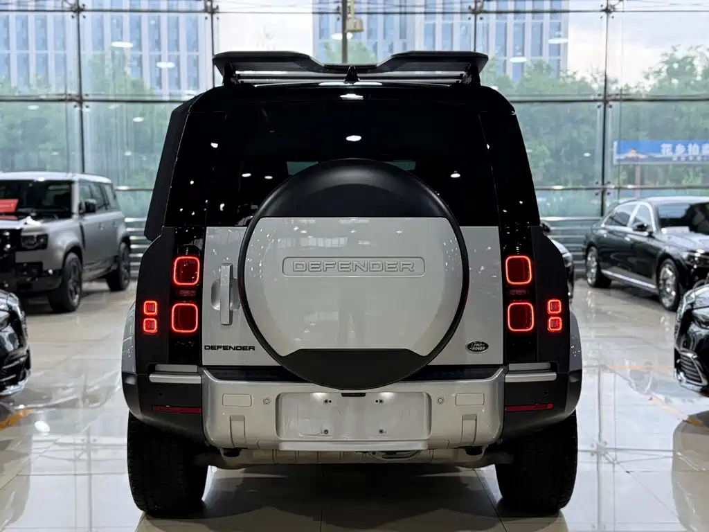Land Rover Defender 2021 — фото 20
