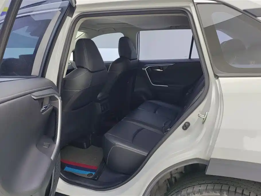 Toyota RAV4 2023 — фото 11