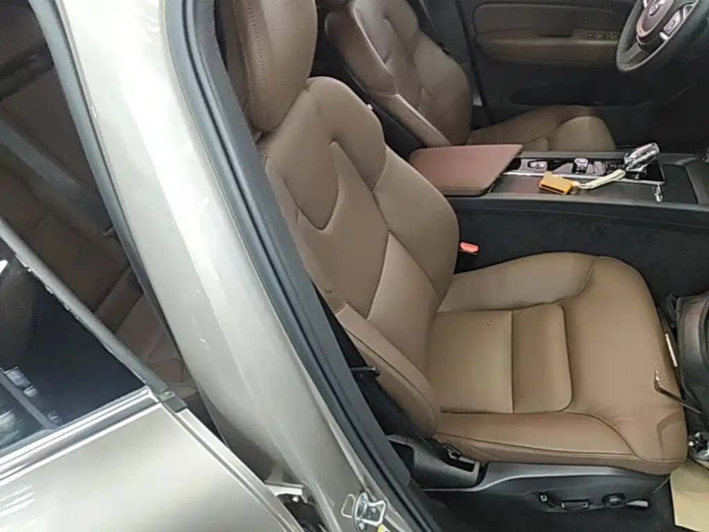 Volvo XC60 2023 — фото 25