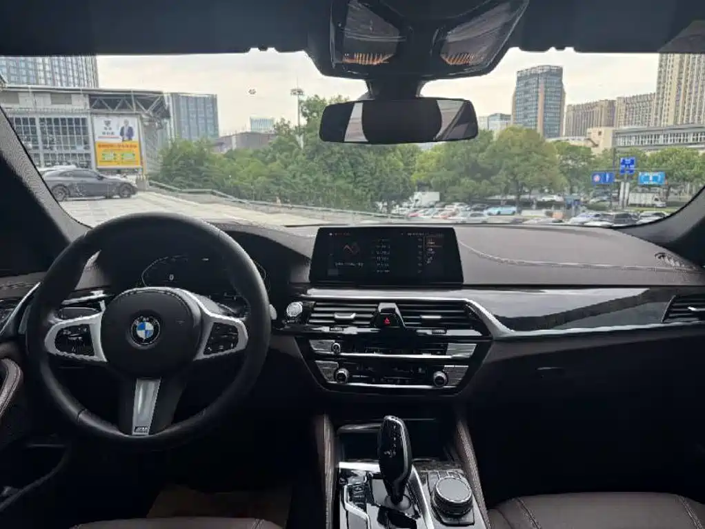 BMW 5 Series 2020 — фото 10
