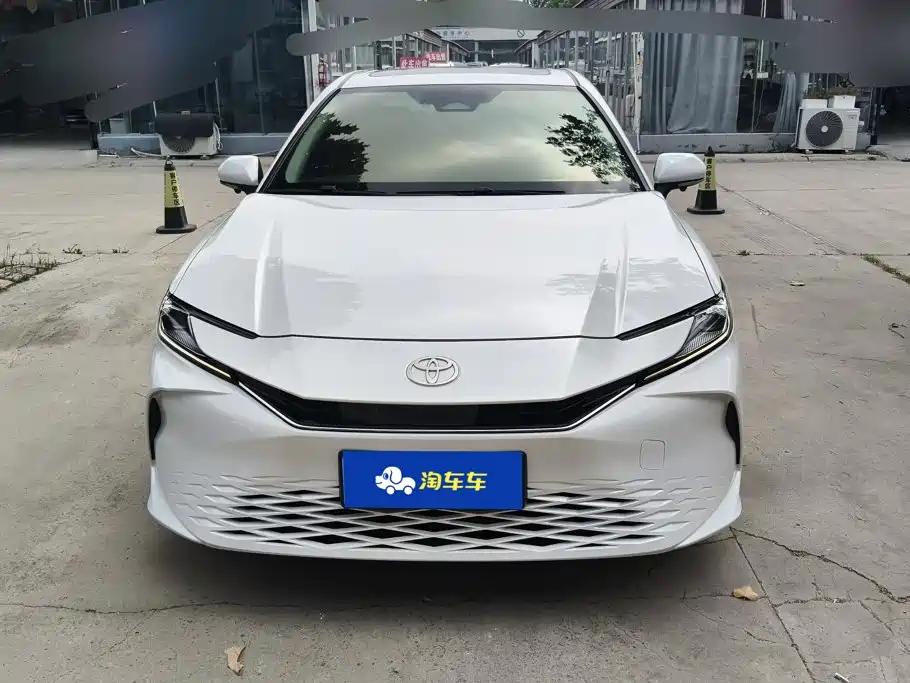 Toyota Camry 2025 — фото 2