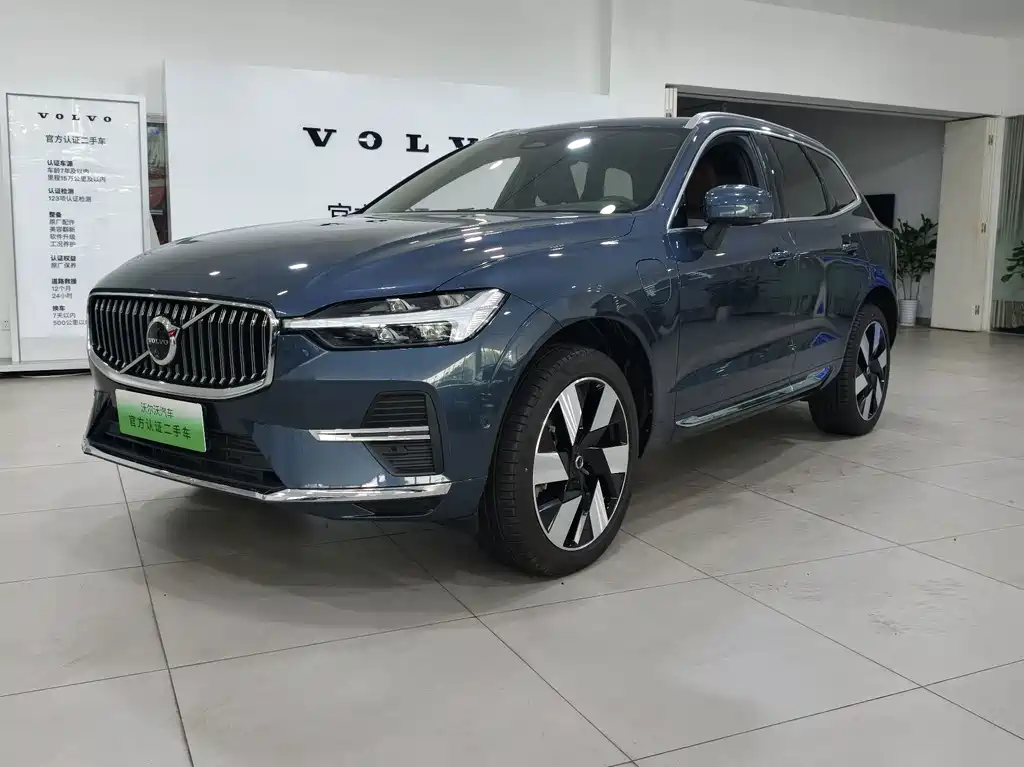Volvo XC60 Plug-In Hybrid 2025 — фото 1