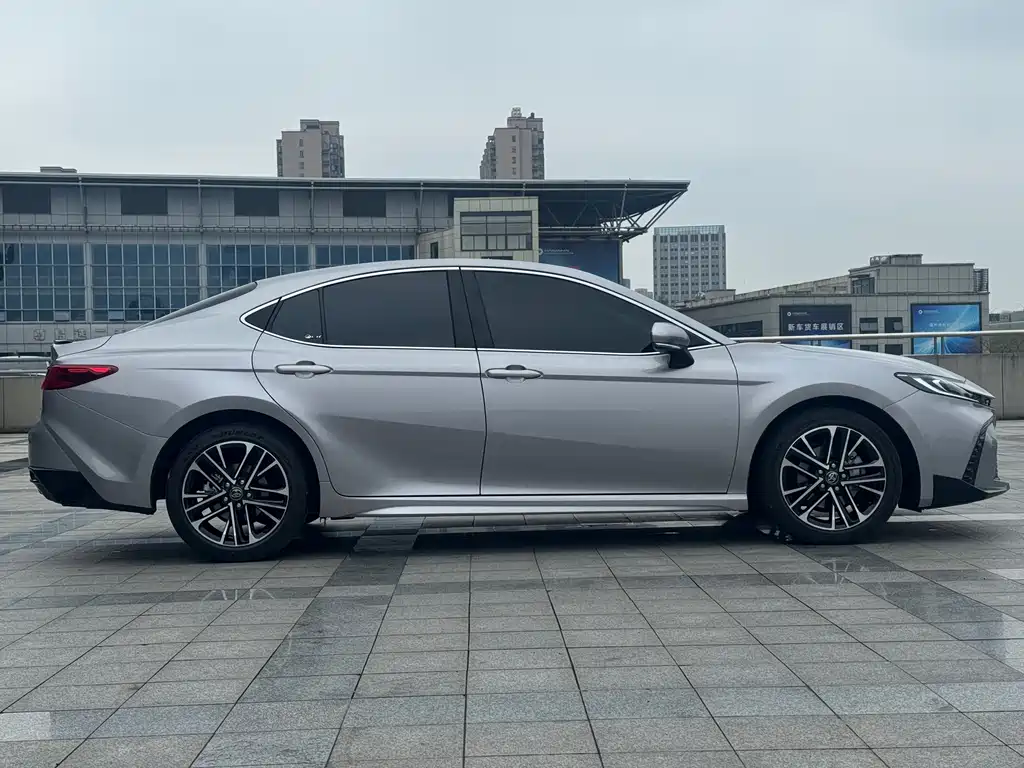Toyota Camry 2025 — фото 4