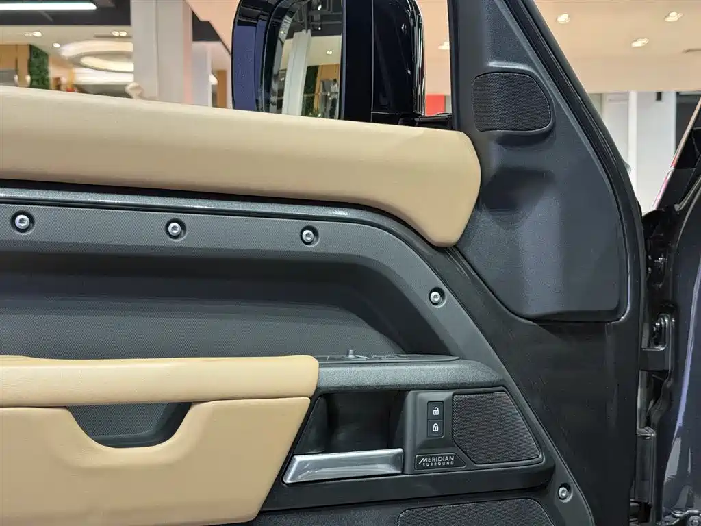 Land Rover Defender 2025 — фото 13