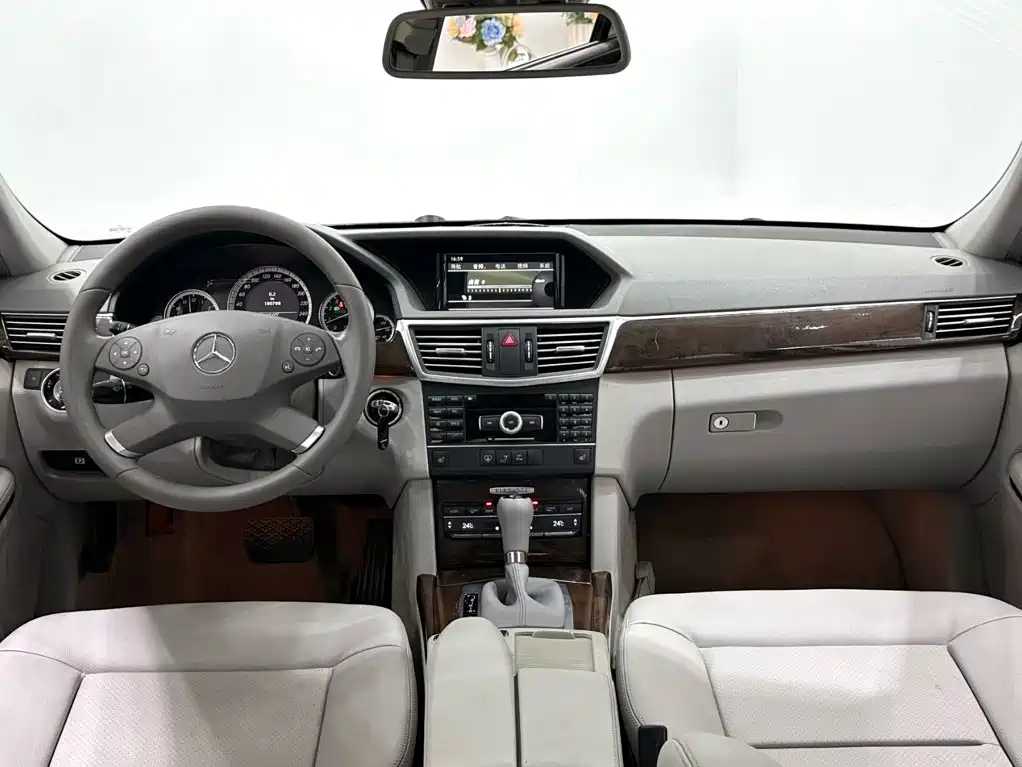 Mercedes-Benz E-Class 2011 — фото 11