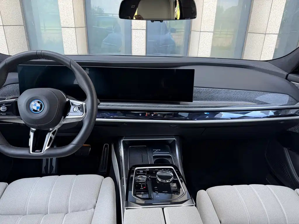 BMW i7 2025 — фото 7