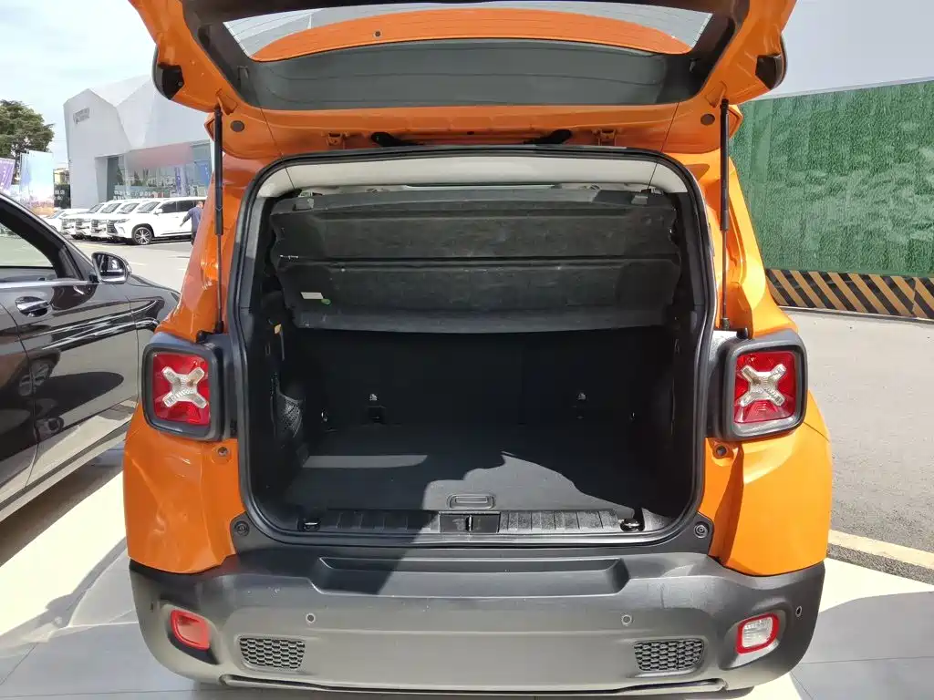 Jeep Renegade 2017 — фото 15