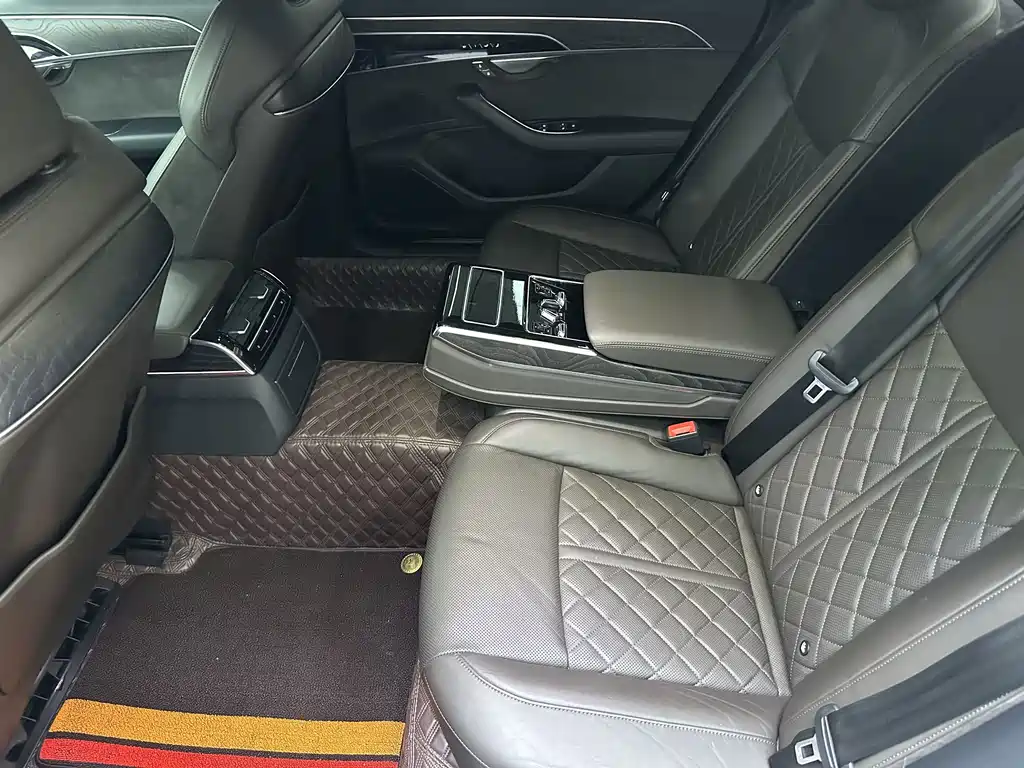 Audi A8 2021 — фото 17