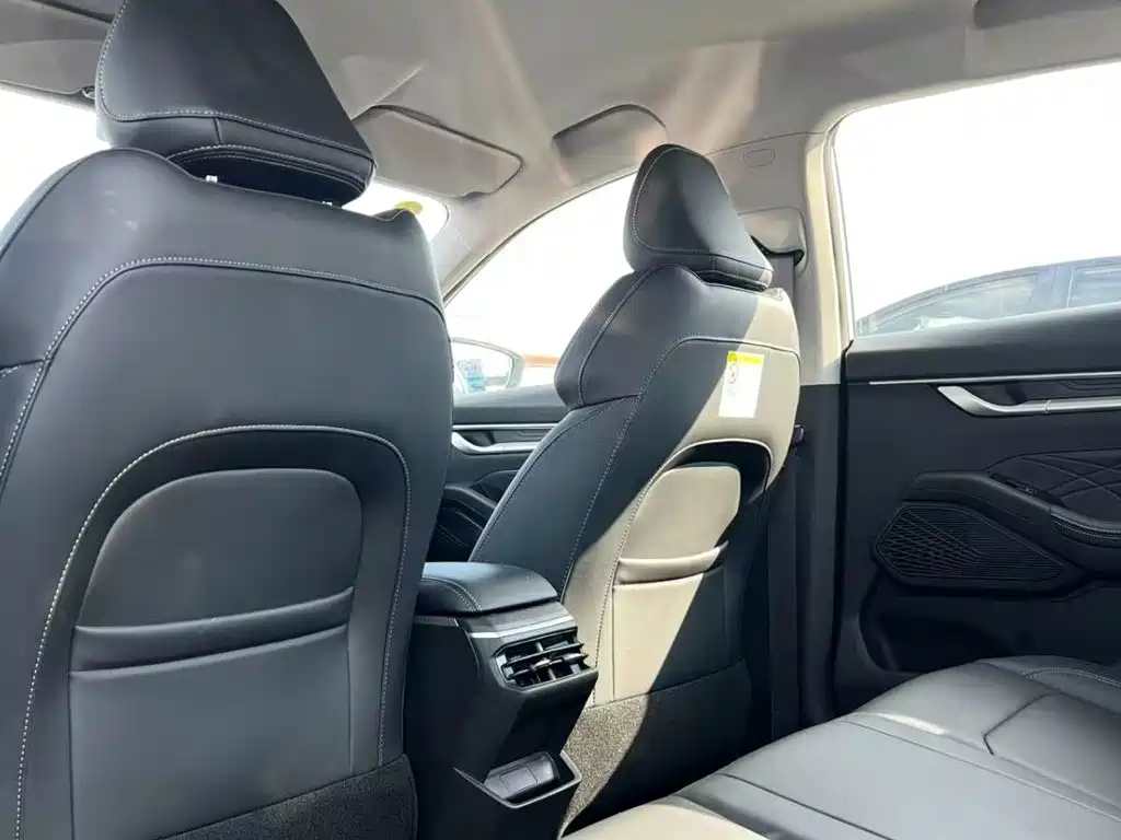 Geely Emgrand 2025 — фото 10