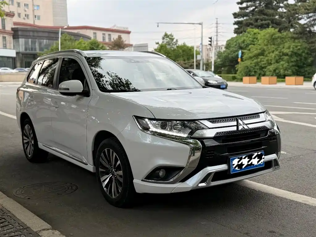 Mitsubishi Outlander 2022 — фото 3
