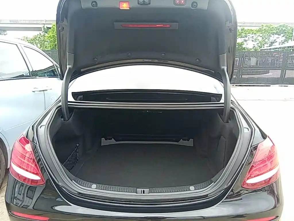 Mercedes-Benz E-Class 2020 — фото 19