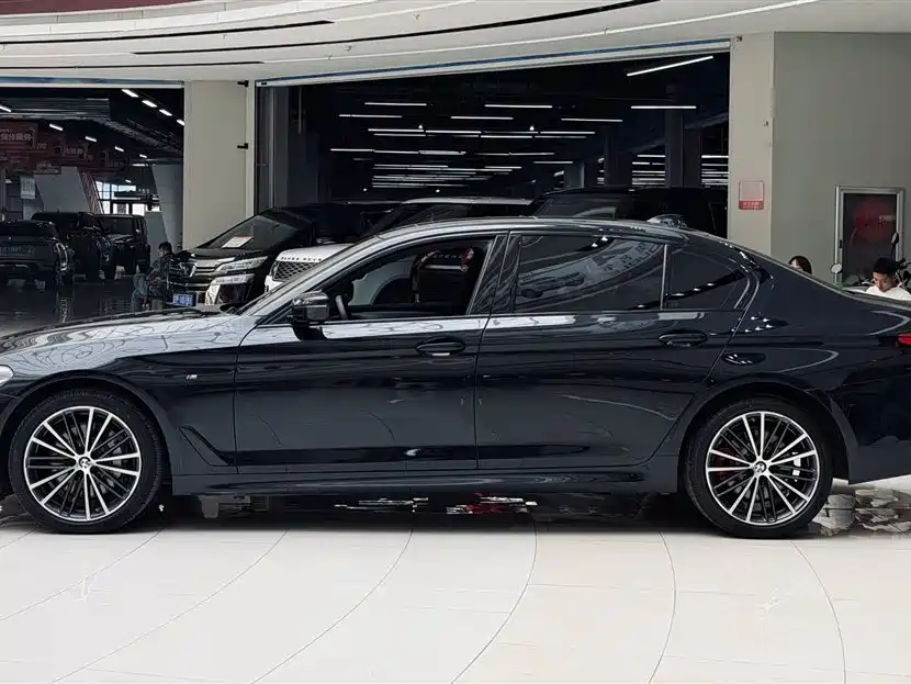 BMW 5 Series 2020 — фото 7