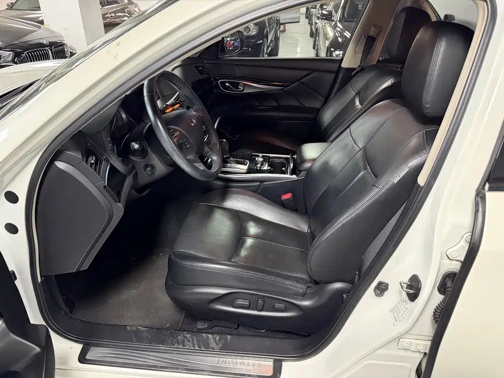 Infiniti Q70 2016