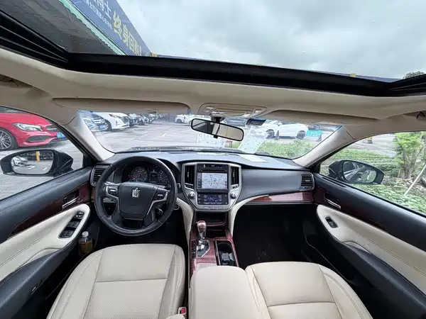 Toyota Crown 2015