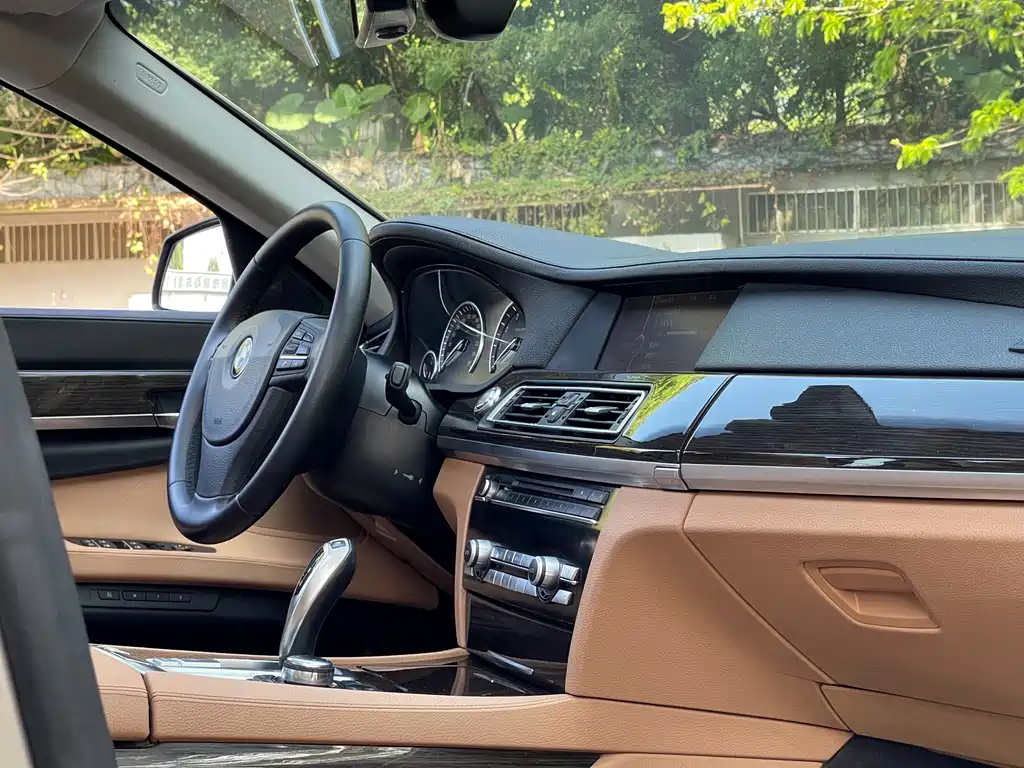 BMW 7 Series 2011 — фото 24