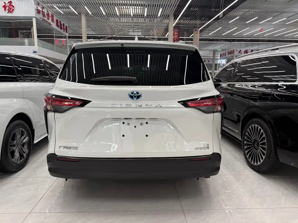 Toyota Sienna 2023 — фото 10
