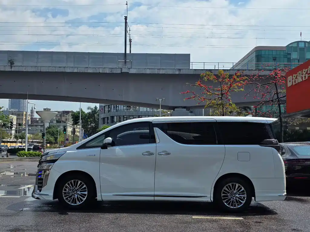 Toyota Vellfire 2022 — фото 2
