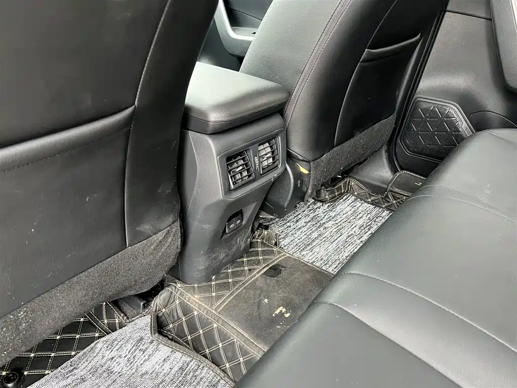 Toyota RAV4 2023 — фото 10