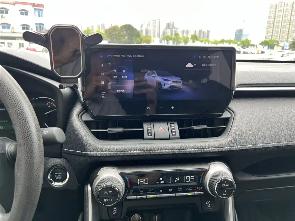 Toyota RAV4 2023 — фото 13