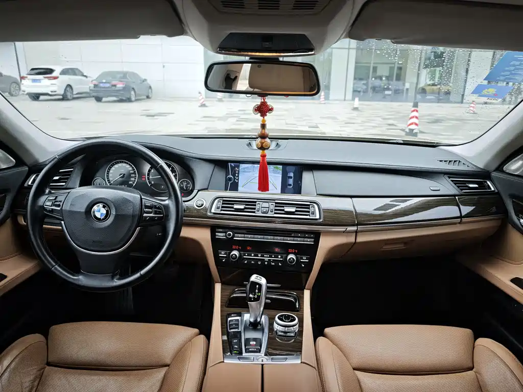 BMW 7 Series 2010 — фото 7