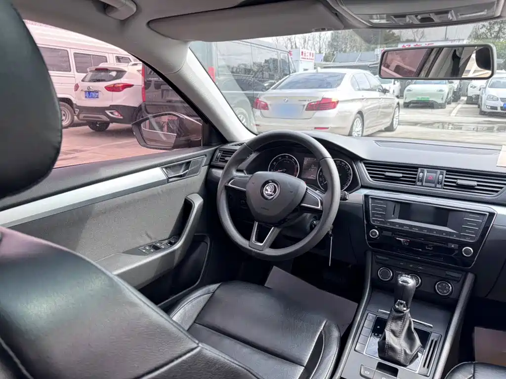 Skoda Superb 2017 — фото 10