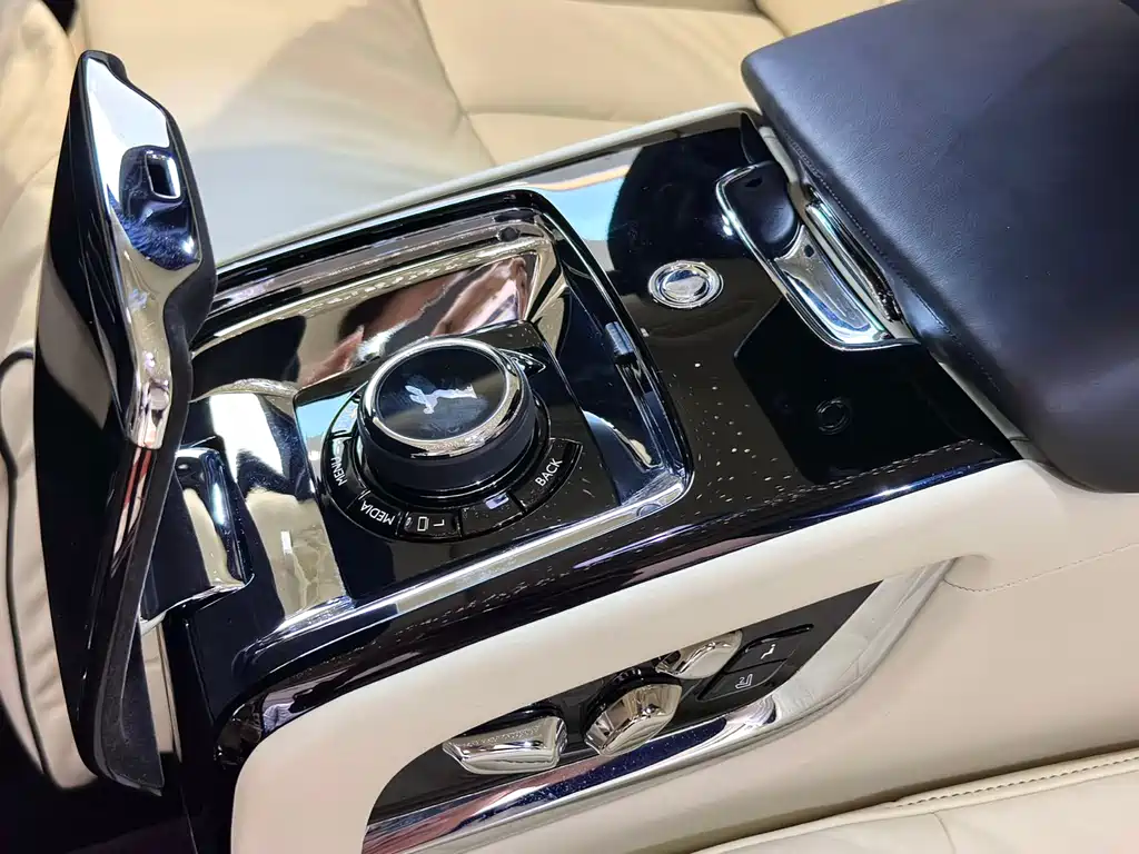 Rolls-Royce Phantom 2019 — фото 13