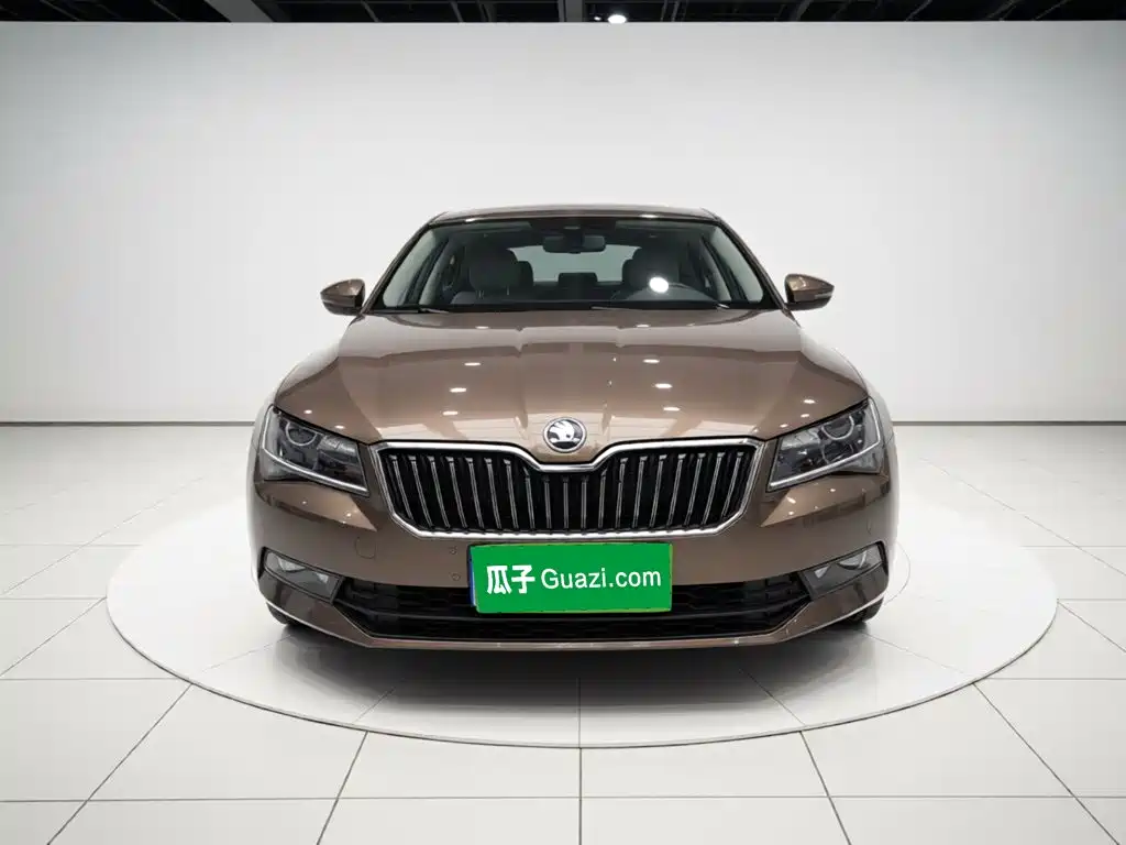 Skoda Superb 2017 — фото 19