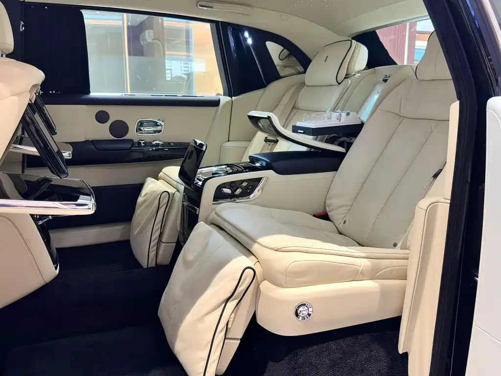 Rolls-Royce Phantom 2019 — фото 20