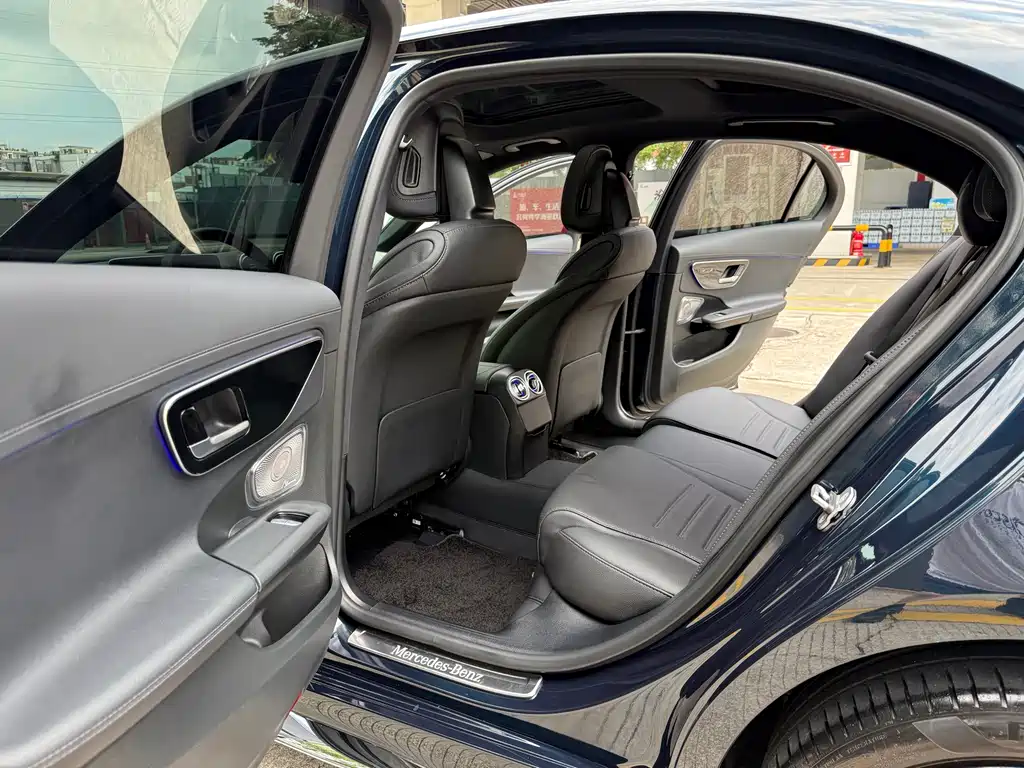 Mercedes-Benz C-Class 2025 — фото 10