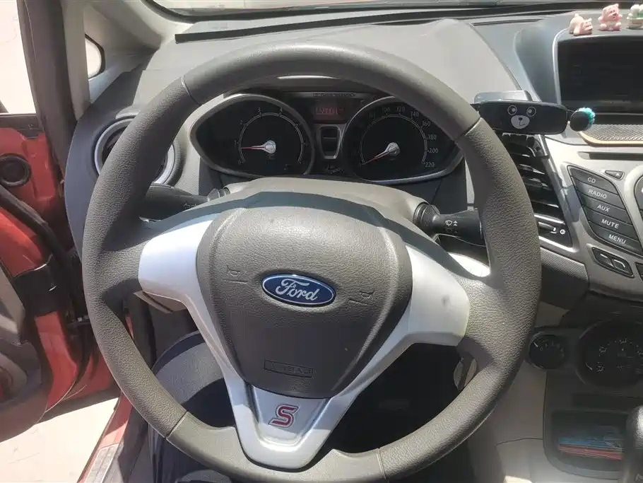 Ford Fiesta 2012 — фото 15