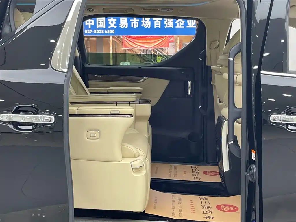 Toyota Alphard 2023 — фото 13