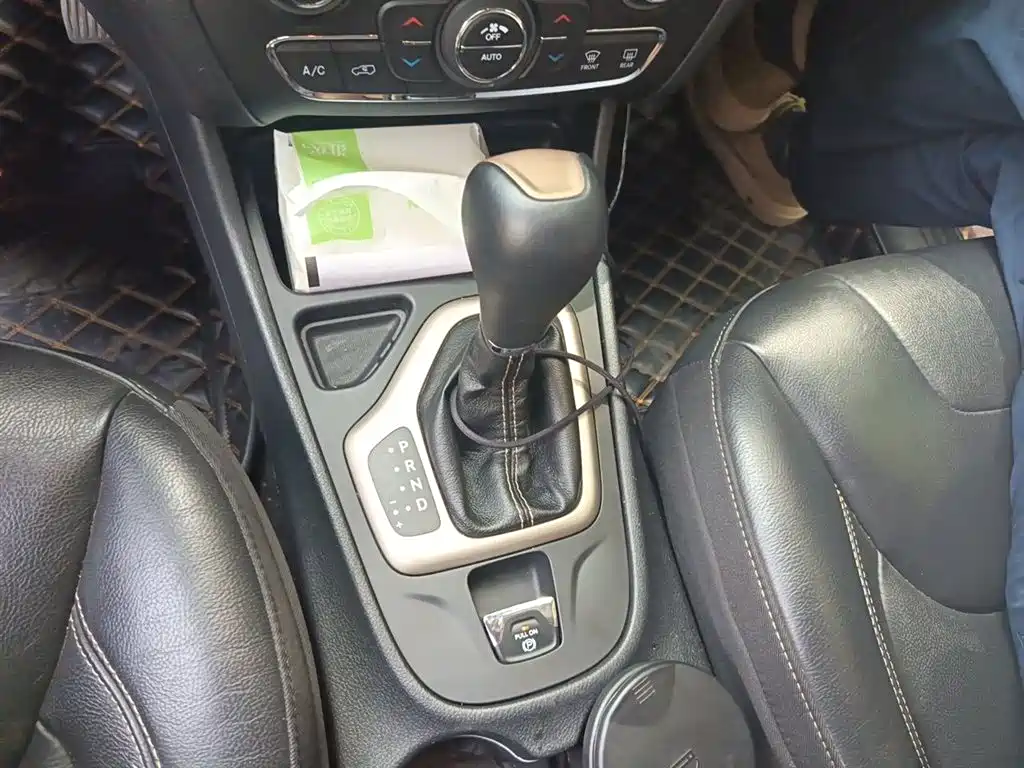 Jeep Cherokee 2018 — фото 7