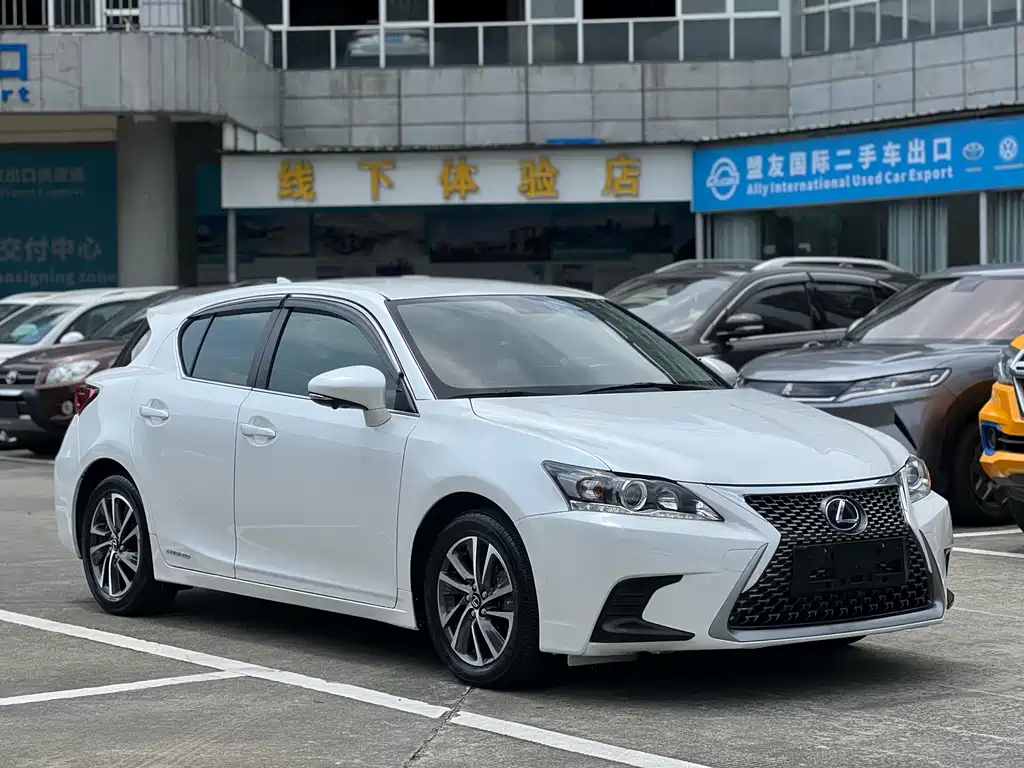 Lexus CT 2017 — фото 3