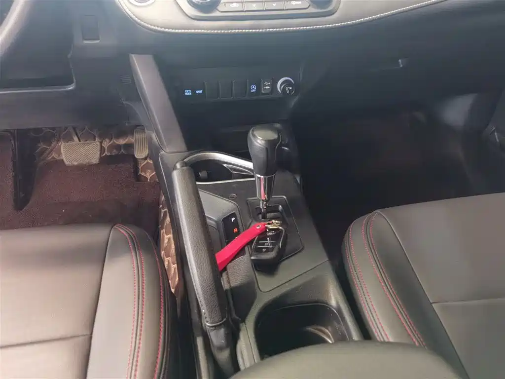 Toyota RAV4 2018 — фото 14