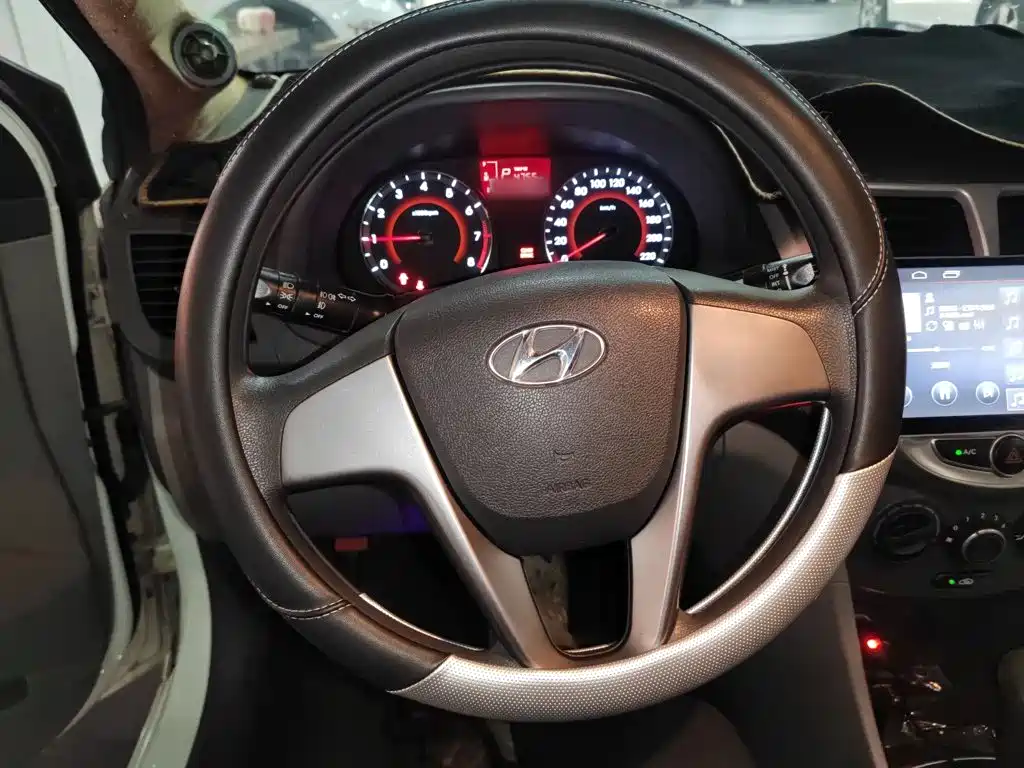 Hyundai Verna 2015 — фото 11