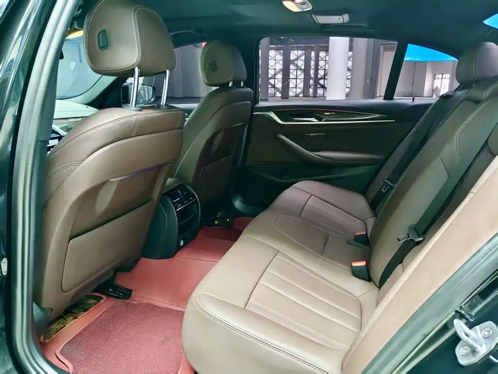 BMW 5 Series 2019 — фото 12