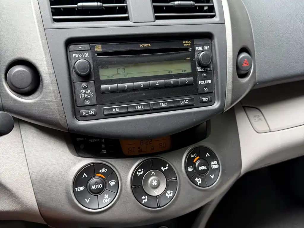 Toyota RAV4 2010 — фото 22