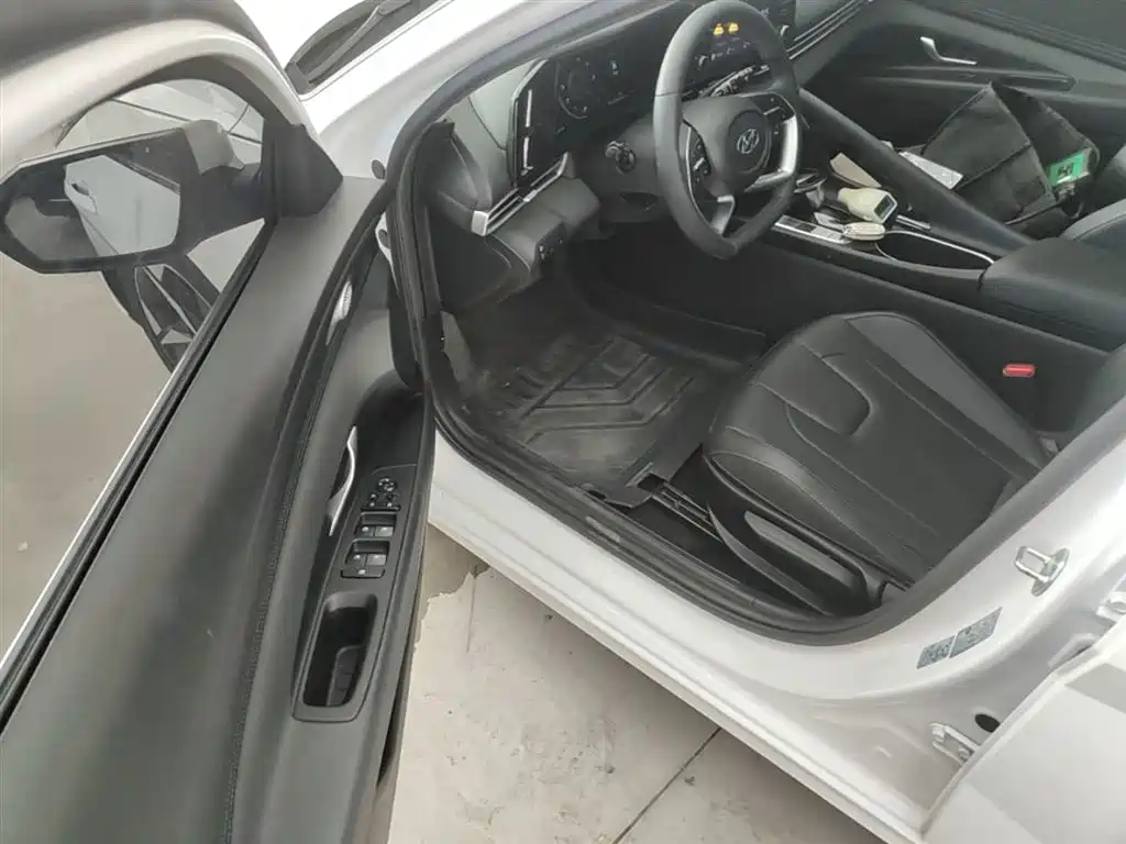 Hyundai Elantra 2023 — фото 16