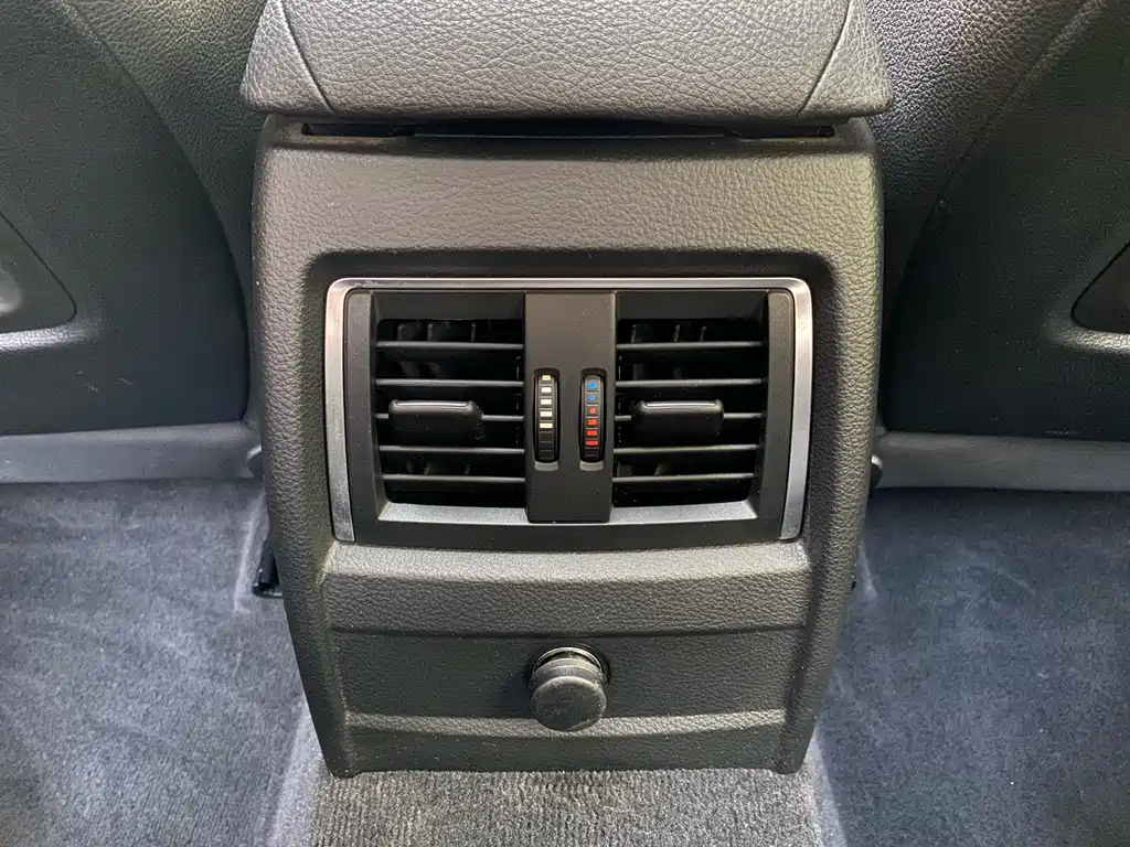 BMW 3 Series 2018 — фото 19