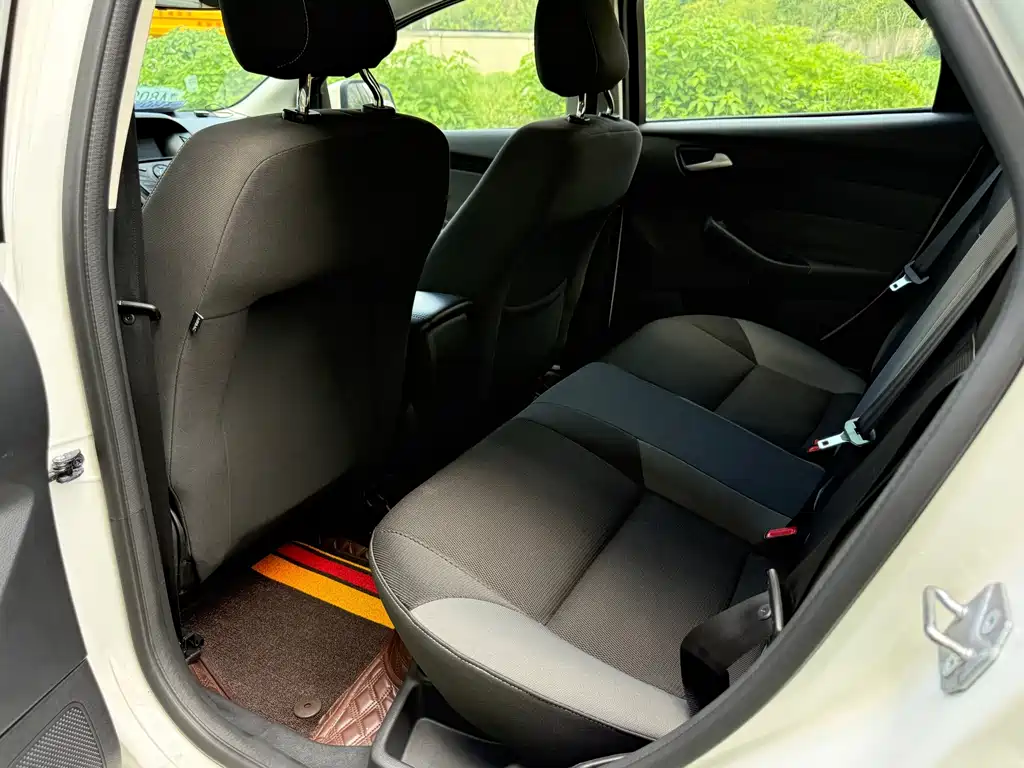 Ford Focus 2014 — фото 12