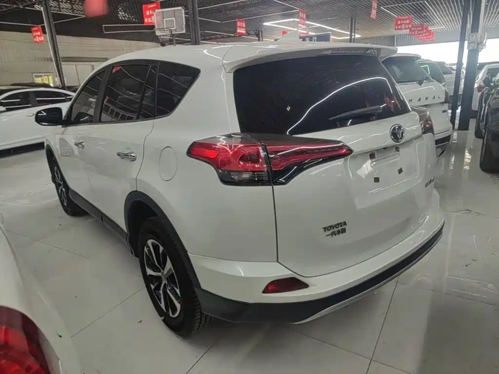 Toyota RAV4 2019 — фото 5