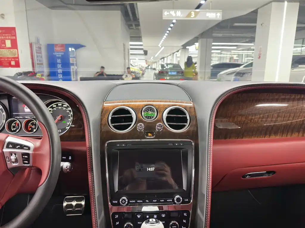Bentley Flying Spur 2014 — фото 15