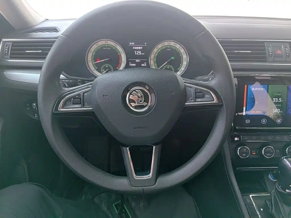 Skoda Superb 2018 — фото 11