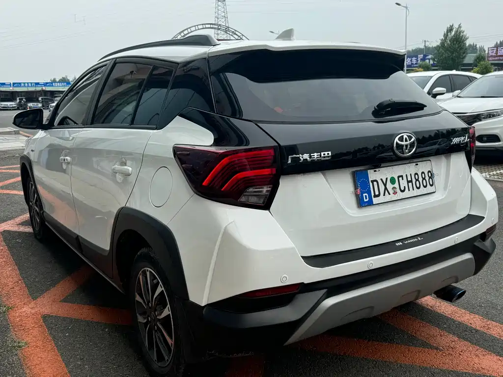 Toyota Yaris L 2022 — фото 6