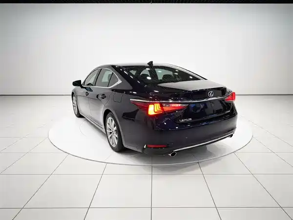 Lexus ES 2022
