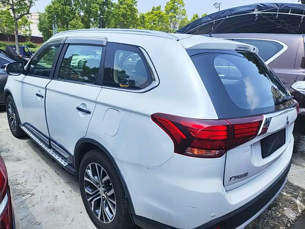 Mitsubishi Outlander 2017 — фото 5