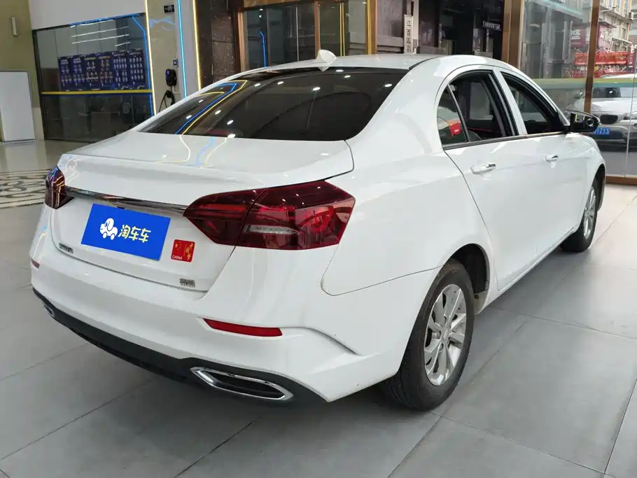 Geely Emgrand 2022